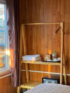 ein Zimmer mit einem Regal in einer Holzwand in der Unterkunft Catba Oasis Bungalows in Cát Bà