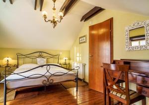Tempat tidur dalam kamar di Villa Toscana with jacuzzy