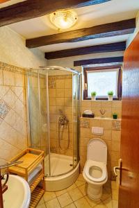 Et badeværelse på Villa Toscana with jacuzzy