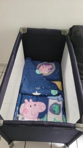een speelgoedwieg met een bed in een doos bij Happy Home in Pontault-Combault