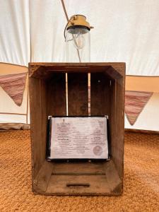 una caja de madera con una luz encima en The Queens Head Glamping, en Foulsham