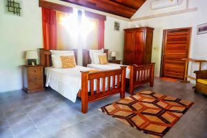 奈揚海灘的住宿－金斯吉爾酒店，一间卧室配有两张单人床和一张地毯。