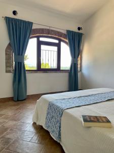 Tempat tidur dalam kamar di Casale Il Fontanello