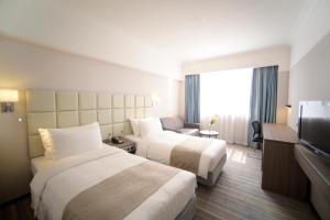 Habitación de hotel con 2 camas y TV en Panda Hotel en Hong Kong