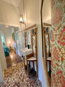La petite salle de bains est pourvue d'un lavabo et d'un miroir. dans l'établissement Babinda Quarters, à Babinda