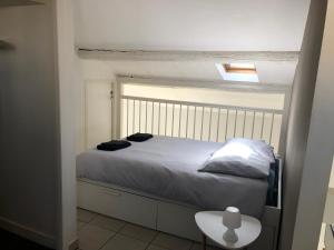 a bedroom with a bed in a small room at Duplex Toulon centre in Toulon