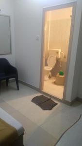 Bilik mandi di MYSORE MAHALAKSHMI ROOMS