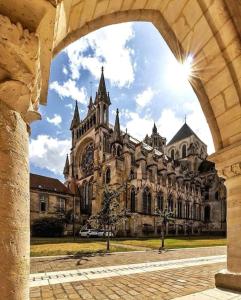 um grande edifício com um arco em frente em Appartement Confidentiel em Laon