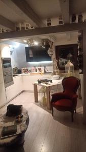 cocina con mesa y silla roja en una habitación en Casa relax, en Aosta