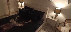 Un dormitorio con una cama con una cabeza de ciervo. en Casa relax, en Aosta