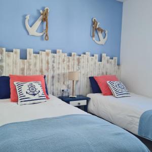 two beds sitting next to each other in a bedroom at Apartamento Jameo in Punta Mujeres