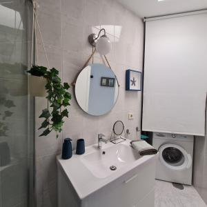 プンタ・ムヘーレスにあるApartamento Jameoのバスルーム(白い洗面台、鏡付)