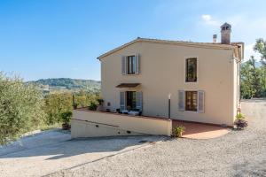 una pequeña casa blanca con techo en Villa Adora Holiday Home, en Serravalle Pistoiese
