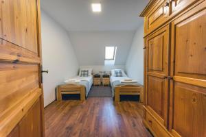 Pokój z sypialnią z 2 łóżkami i drzwiami w obiekcie Nosztalgiavendégház Zalaháshágy w mieście Zalaháshágy