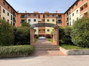 a brick archway in front of a building at Vicenza City Apartments 3 in Vicenza