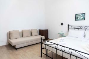 uma sala de estar com uma cama e um sofá em Domus Viola in San Giovanni em Roma