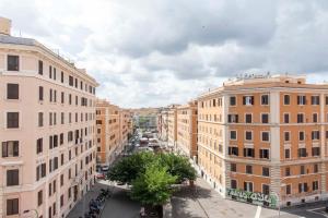una vista aerea di una città con edifici di Domus Viola in San Giovanni a Roma