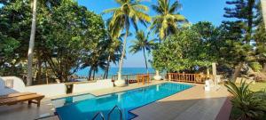 uma piscina com vista para o oceano em Samudra Villa em Ambalangoda