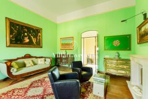 sala de estar con sofá y chimenea en Villa con piscina e spa privata, en San Michele di Ganzaria