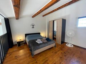 um quarto com uma cama e piso em madeira em Apt neuf à 1 min de la mer à Sausset em Sausset-les-Pins