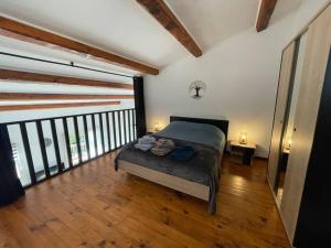 um quarto com uma cama e uma varanda em Apt neuf à 1 min de la mer à Sausset em Sausset-les-Pins