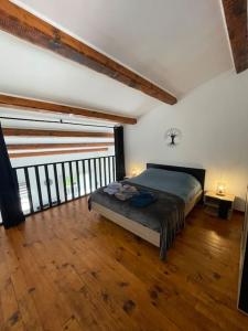 um quarto com uma cama num piso de madeira em Apt neuf à 1 min de la mer à Sausset em Sausset-les-Pins