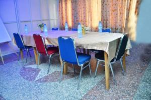 une table avec des chaises et une table avec un tissu de table blanc dans l'établissement House 5 Ibara Housing, Abeokuta, à Abeokuta