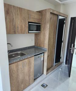 Kuchyň nebo kuchyňský kout v ubytování رويال جروب اربد Royal Group Hotel