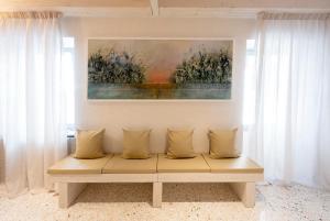 a bench in a room with a painting on the wall at Spirito Santo Palazzo Storico in Rovinj