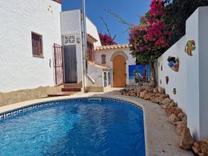 una piscina frente a una casa en Riumar "Don Quichotte", 100m to beach, Privat-Pool, On-Site-Service, dog beach, en Riumar
