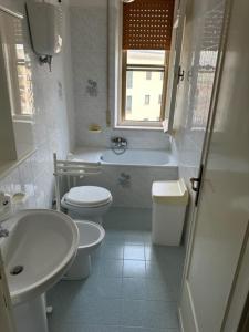Baño blanco con aseo y lavamanos en APPARTAMENTO GYNKgO en Ponte San Giovanni