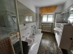 a bathroom with two sinks and a shower at Villa Romy mit 3 Gästezimmer in Bad Ischl