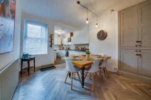een keuken en eetkamer met een tafel en stoelen bij Guest Road - Stylish 3 Bedroom House in Nether Edge