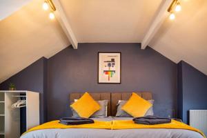 een slaapkamer met een bed met gele kussens bij Guest Road - Stylish 3 Bedroom House in Nether Edge