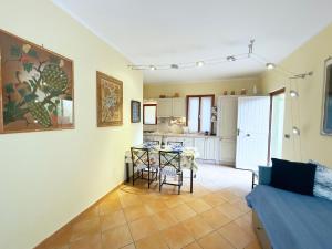 a living room with a table and a kitchen at Bagnaia Lido 16 - ArgonautiVacanze in Portoferraio