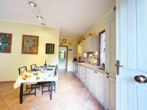 a kitchen and dining room with a table and chairs at Bagnaia Lido 16 - ArgonautiVacanze in Portoferraio