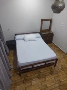 Bett in einem Zimmer mit Spiegel in der Unterkunft Azazi house in Al-Qusair