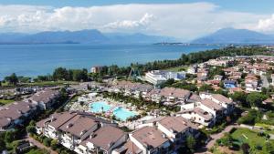 Blick auf Giada Apartment - Tre piscine e Bar - Desenzano aus der Vogelperspektive