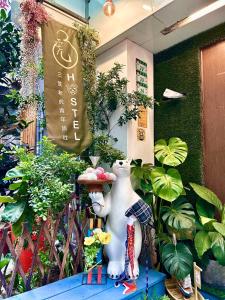 uma estátua de um urso polar ao lado de plantas em Taipei Triple Tiger Inn em Taipei