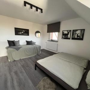 een slaapkamer met 2 bedden en een raam bij Ferienwohnung Eifelglück - b44654 in Pelm