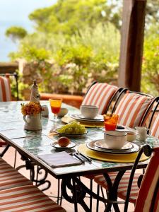 una mesa con platos de comida encima en Villa a Cala Piccola, en Monte Argentario