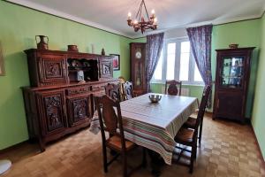 d'une salle à manger avec une table et des murs verts. dans l'établissement Mer de Vent, à Audierne