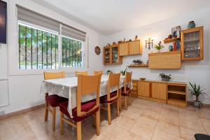 cocina y comedor con mesa y sillas en Traditional Villa, en Creixell