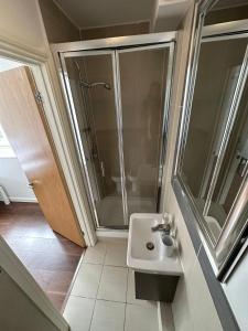 uma casa de banho com um lavatório e um chuveiro em Barbican Pad by condokeeper em Londres