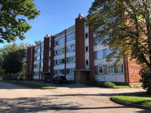 un edificio de apartamentos al lado de una calle en Upes apartamenti Nr: 32, en Valmiera