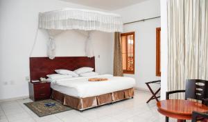 Un pat sau paturi într-o cameră la Aron International Hotel
