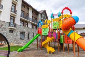 巴库里阿尼Hotel 25 Bakuriani的一个带彩色滑梯和滑梯的游乐场