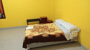 En eller flere senge i et værelse på Hotelas las Acacias Nueva Loja