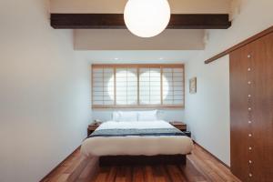 Postel nebo postele na pokoji v ubytování 谷町君 星屋 神泉ノ宿 二条城