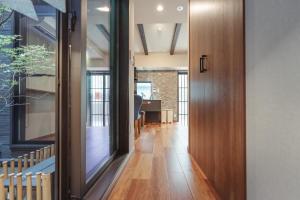 a hallway with a door leading to a dining room at 谷町君 星屋 神泉ノ宿 二条城 in Kyoto